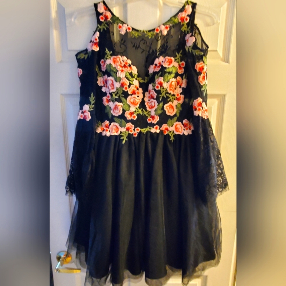Semi-Formal Dress, Size 7/8, Black Lace Cold Shoulder